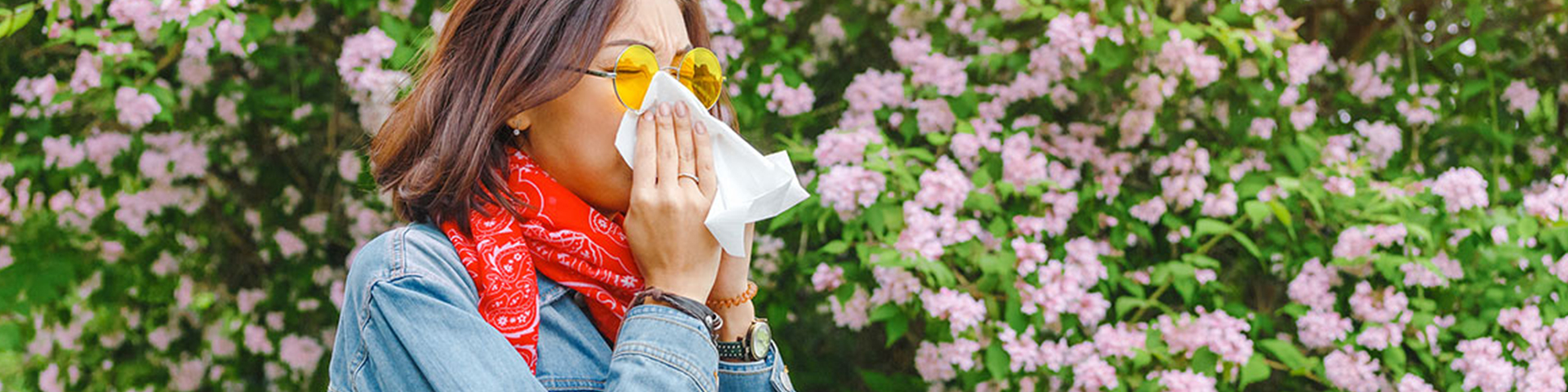femme se mouchant en extérieur