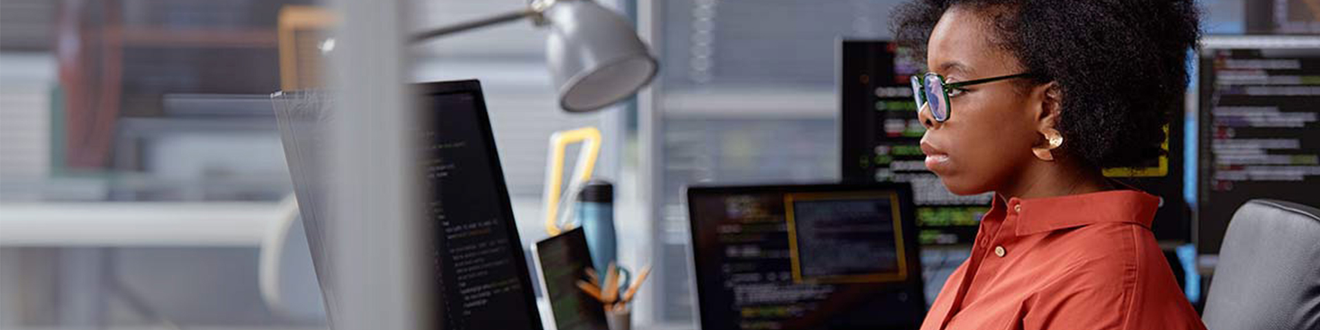 femme au bureau face à son ordinateur