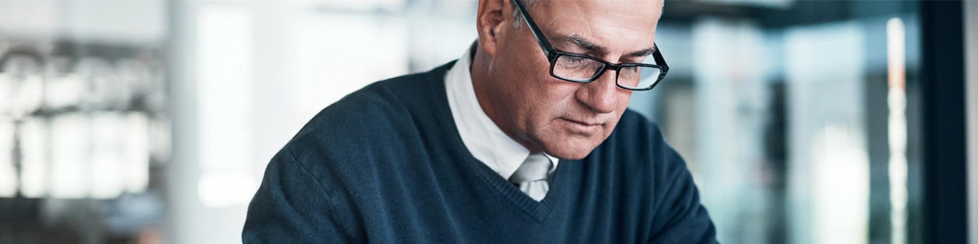 homme à son bureau en pleine réflexion