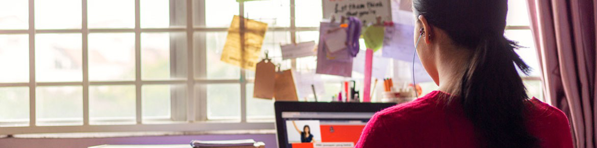 une jeune est devant son ordinateur