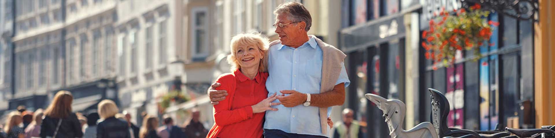 Couple de retraités expatriés se promenant dans une rue de Londres