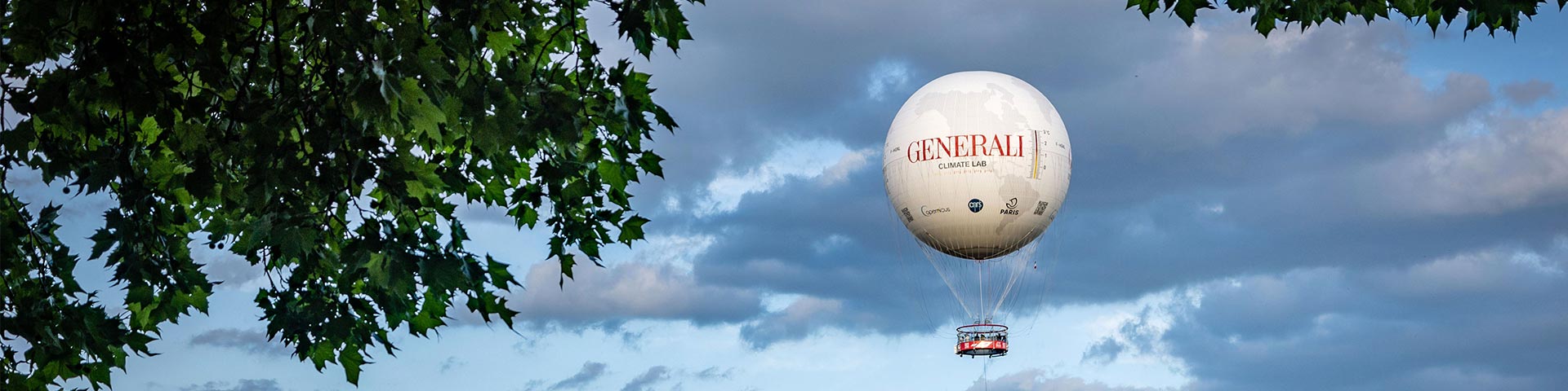 Le ballon Generali vole au dessus du Parc André Citroën à Paris