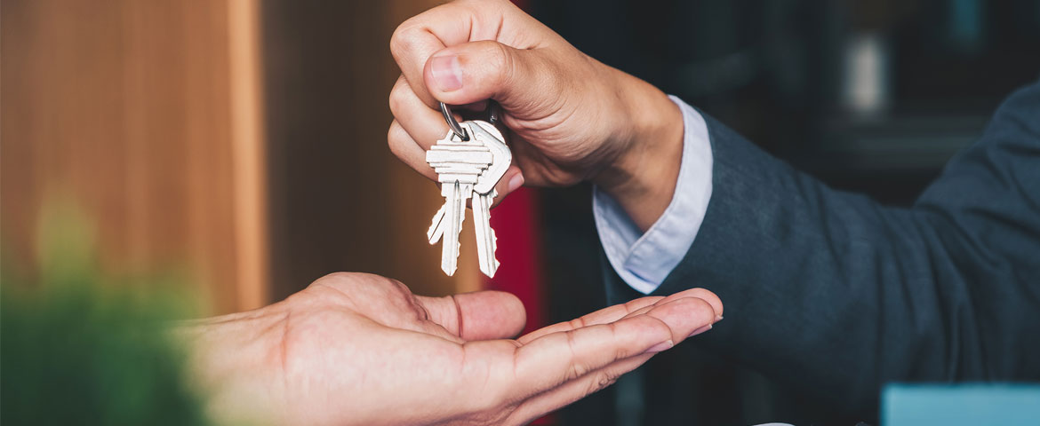 Une personne qui donne des clés 