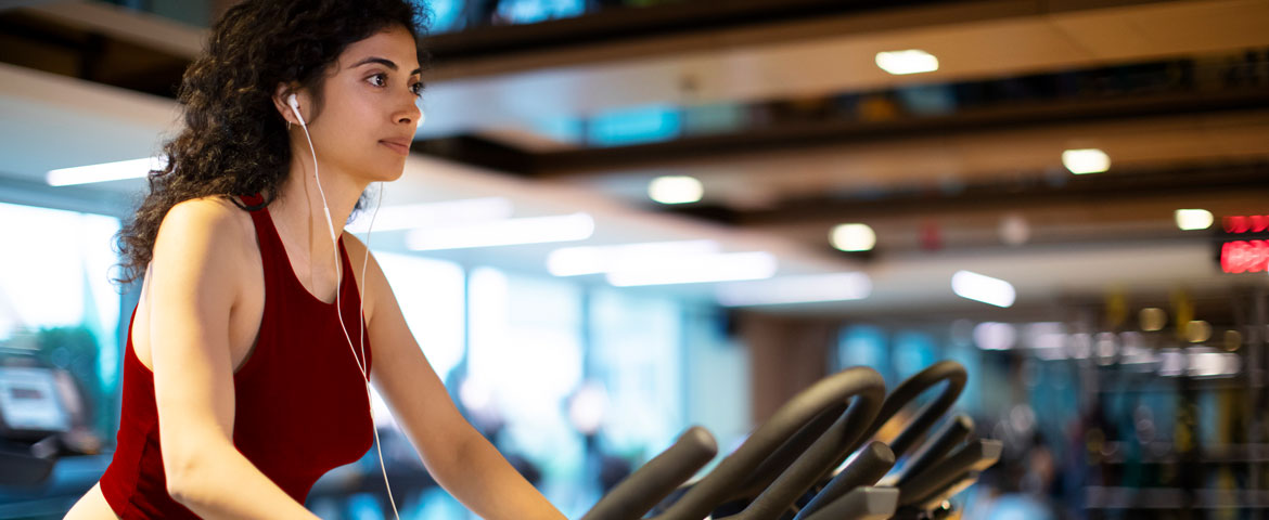 Une femme dans une salle de sport