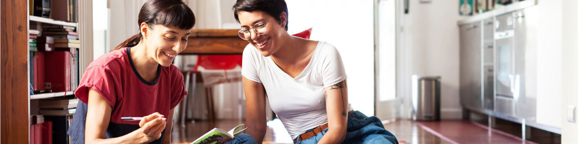 deux femmes discutent