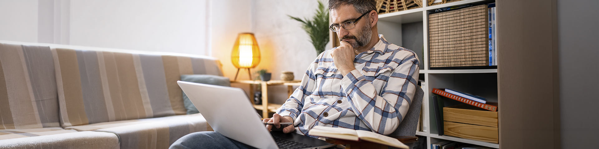 Un homme s'informe sur les définitions de l'assurance vie