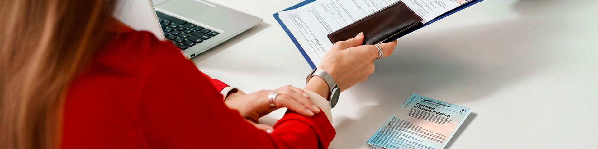 Une automobiliste paie les frais de sa carte grise