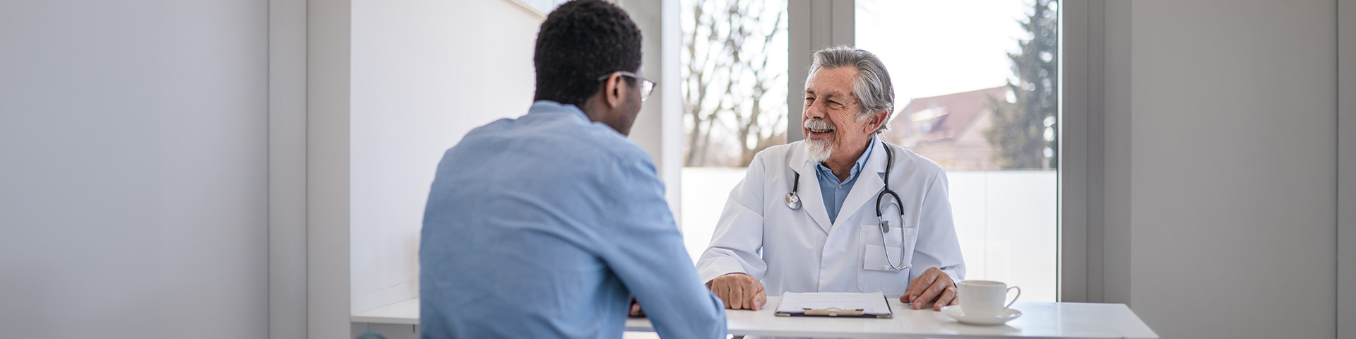 Un médecin en cumul emploi-retraite reçoit un patient dans son cabinet