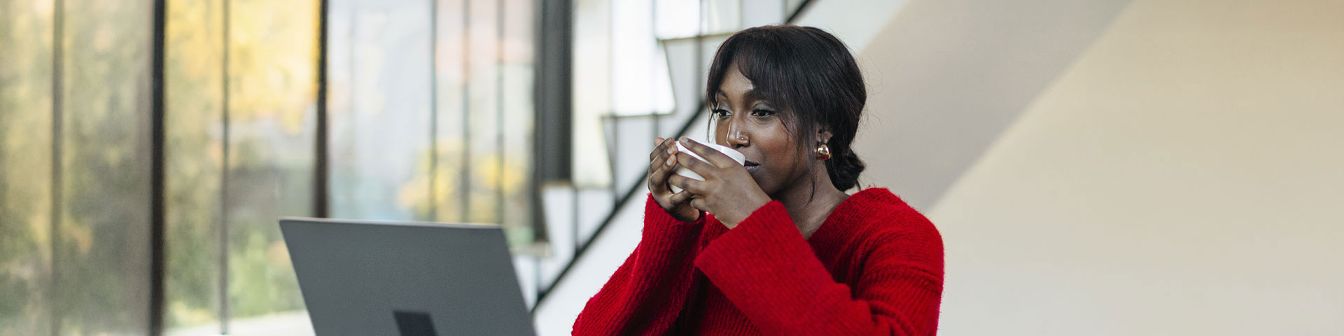 Une femme en télétravail
