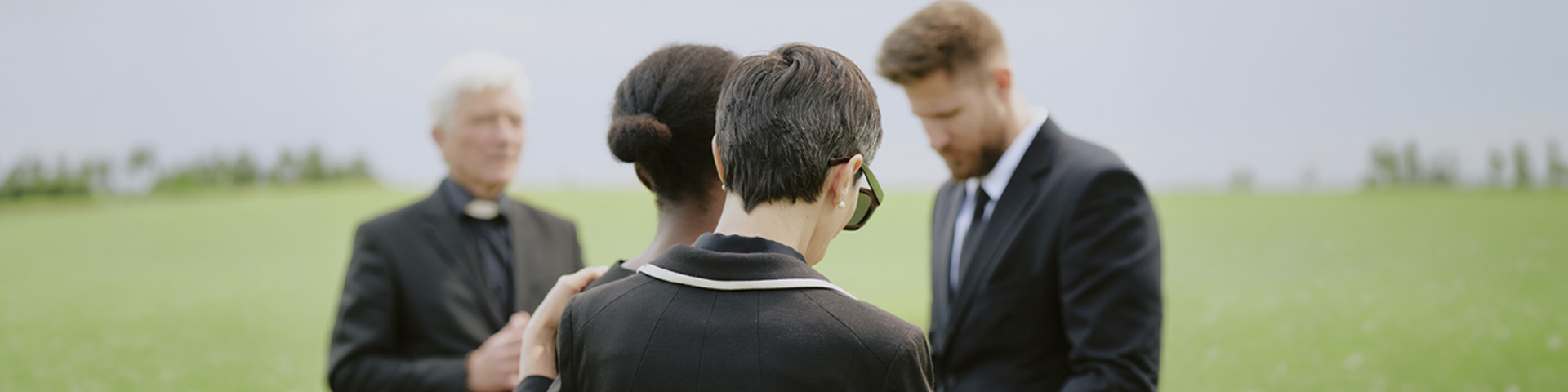 Groupe familial en deuil lors des obsèques d'un proche