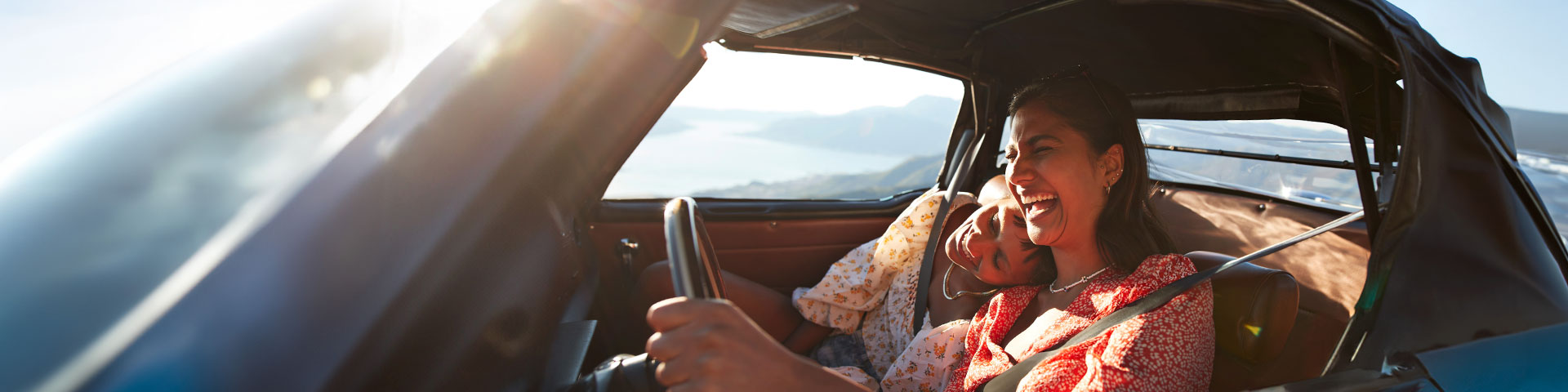 Deux amies souriantes dans une voiture