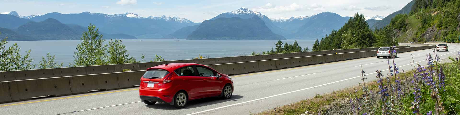 Voitures sur une route de montagne
