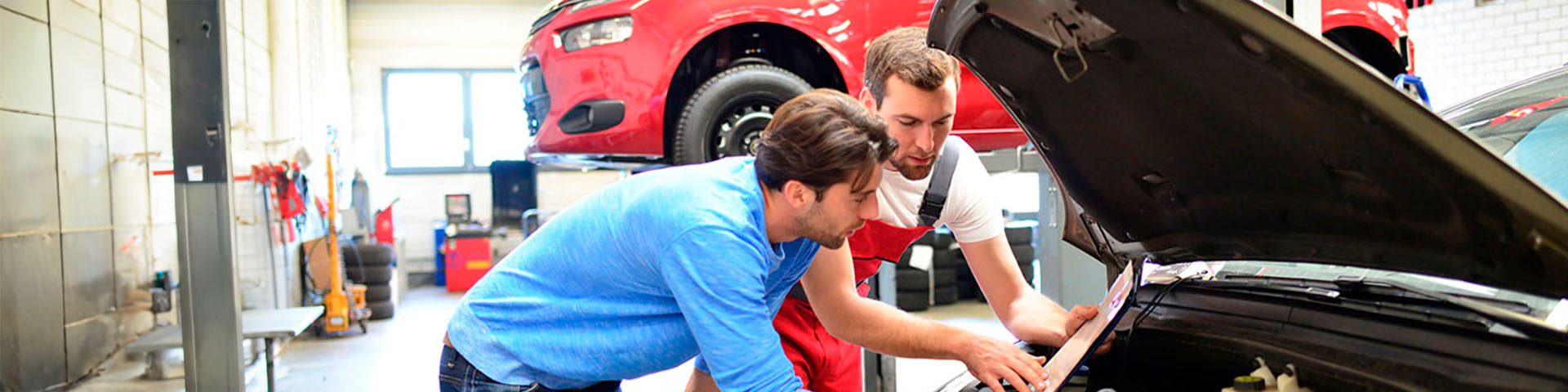 Un garagiste et son client
