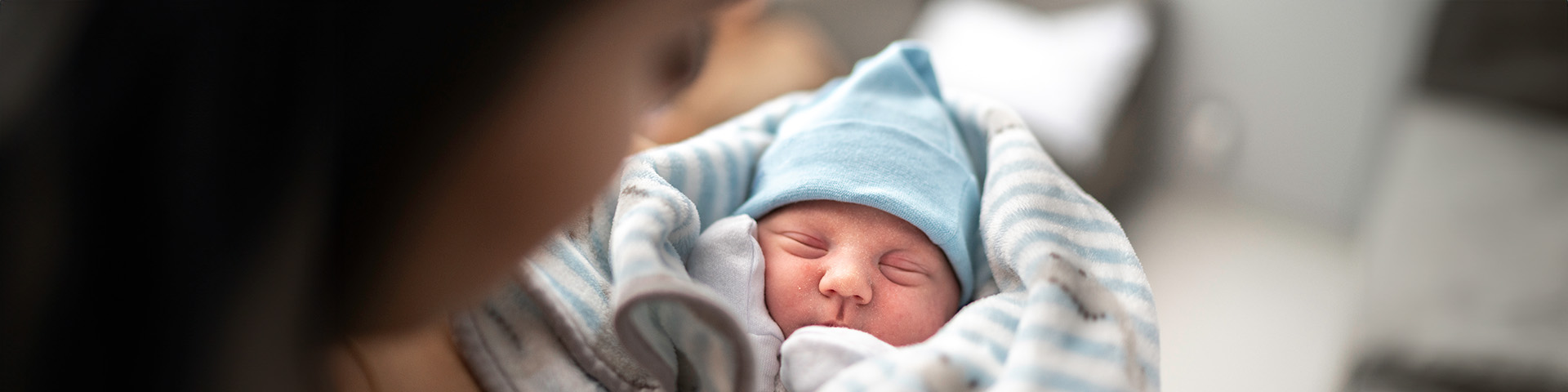 Mère de dos tenant un nouveau-né