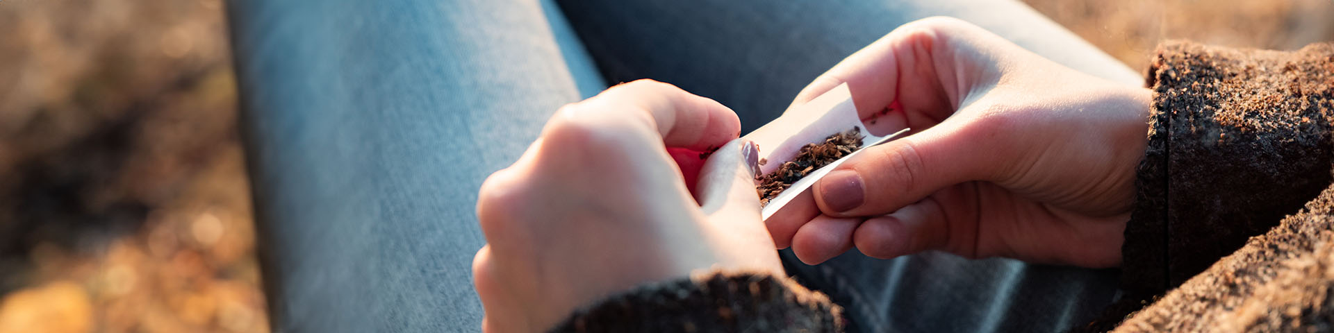 Une personne qui roule une cigarette 