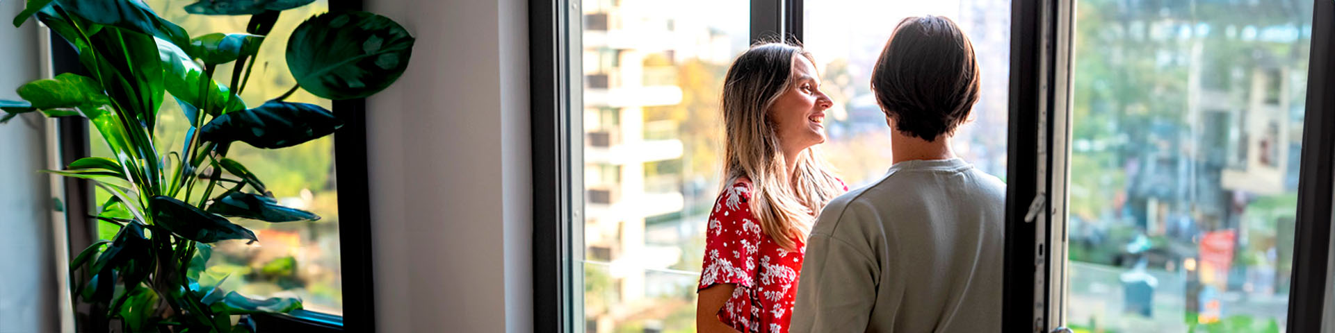 Deux personnes qui discutent en regardant à la fenêtre 