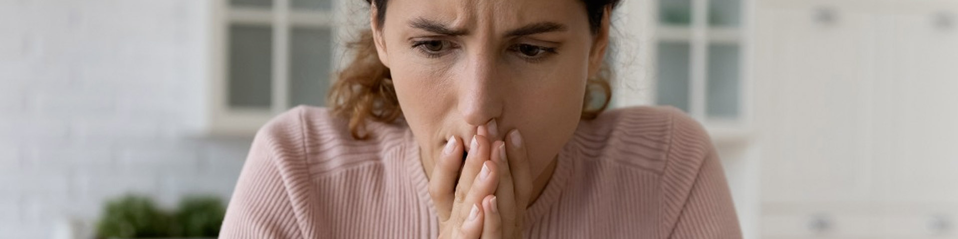 Femme inquiète suite à un achat non souhaité sur internet