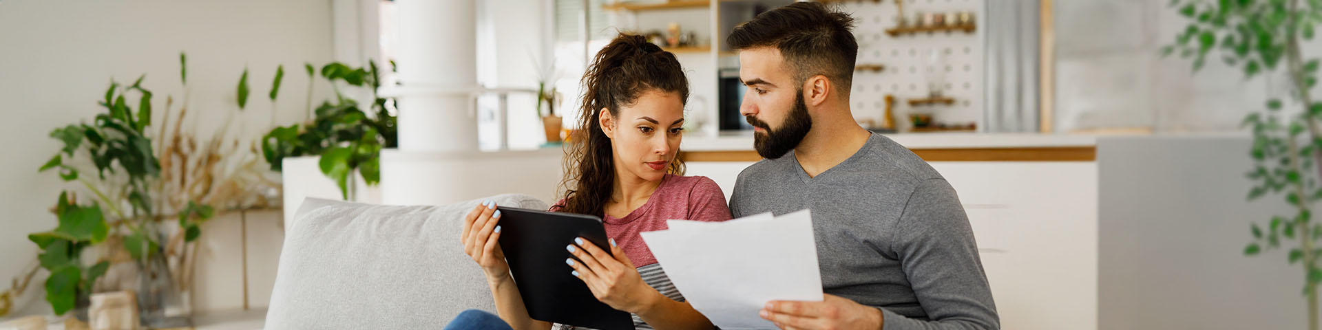 couple à domicile documents et tablette à la main