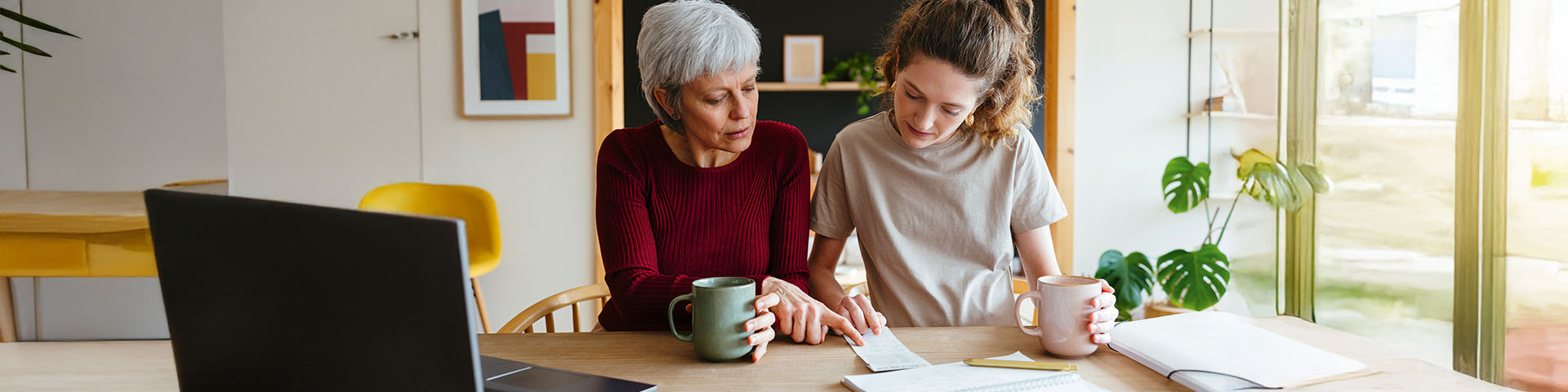 une mère et sa fille travaillent