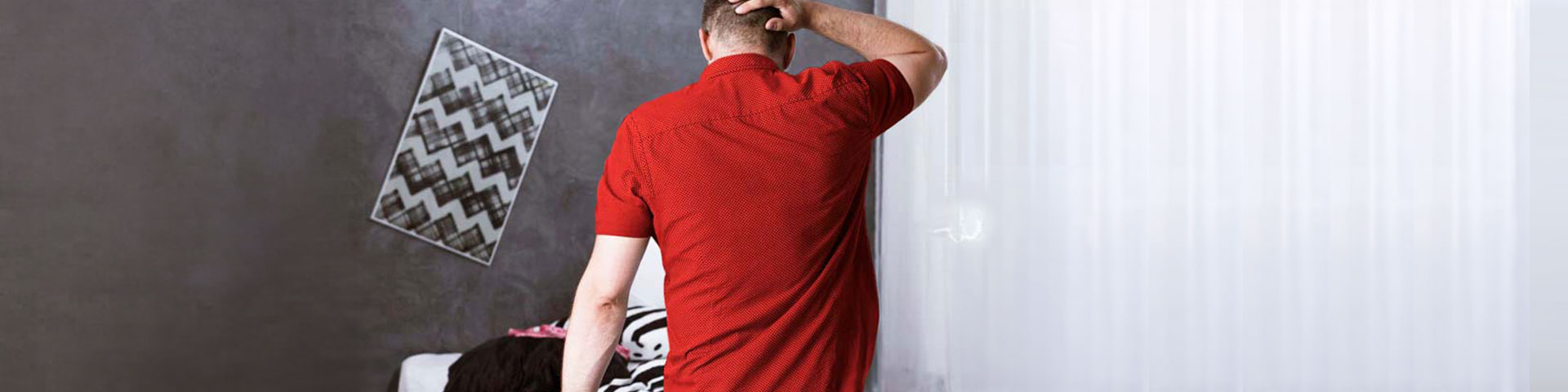 Une personne au milieu de son salon après un cambriolage