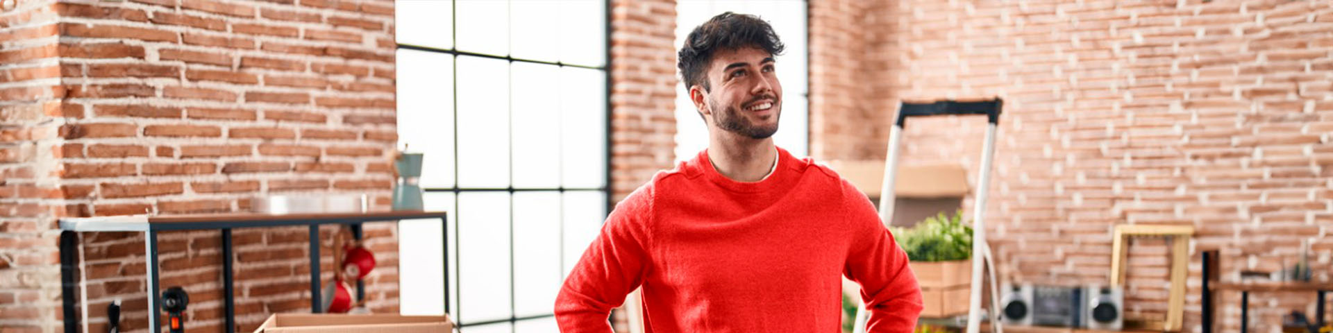 Un homme dans son appartement 