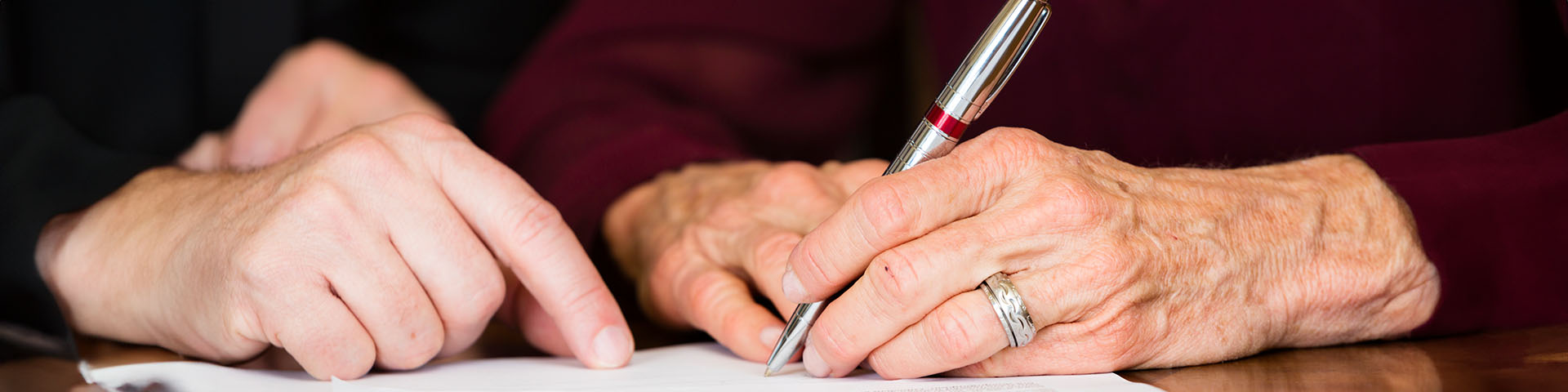 Une personne qui signe un testament