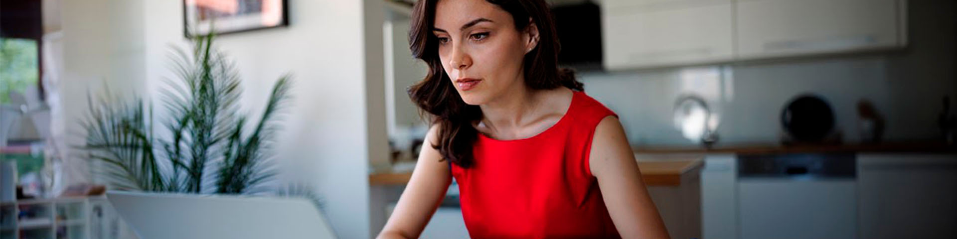 Une femme qui consulte son ordinateur