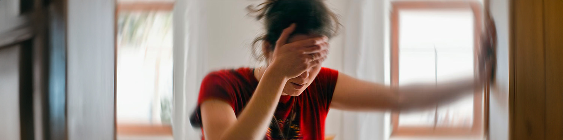 Une femme qui se tient la tête