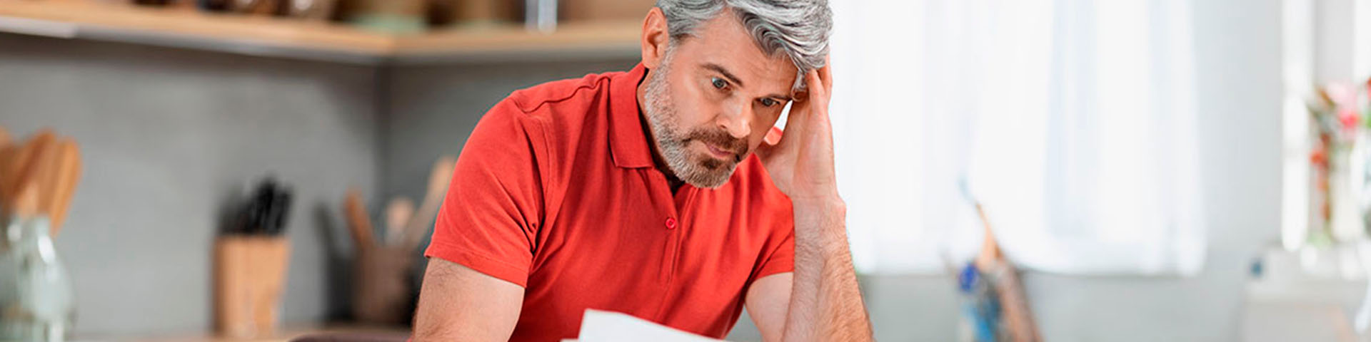 Un homme qui se touche la tête