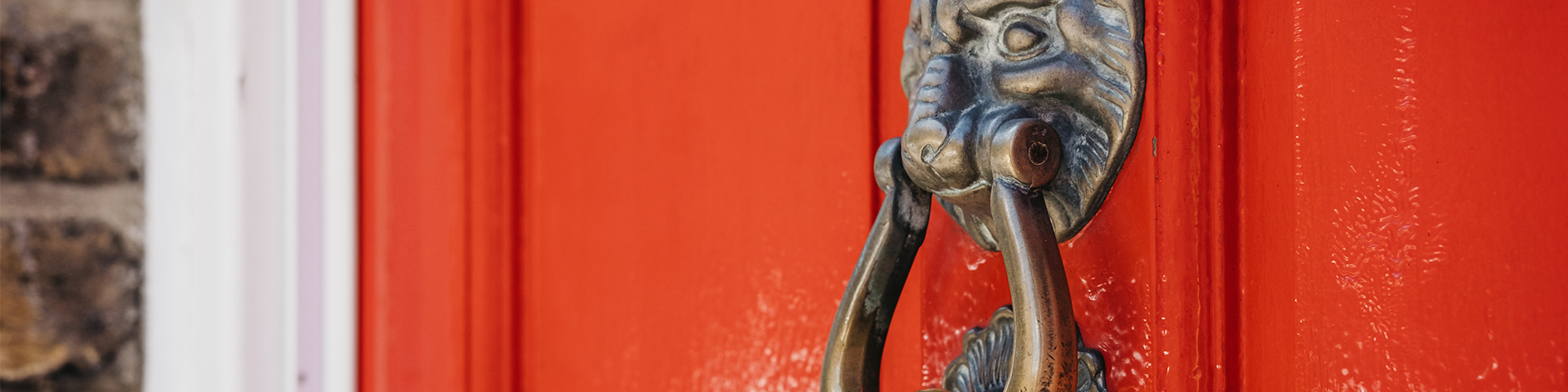 Heurtoir sur porte rouge