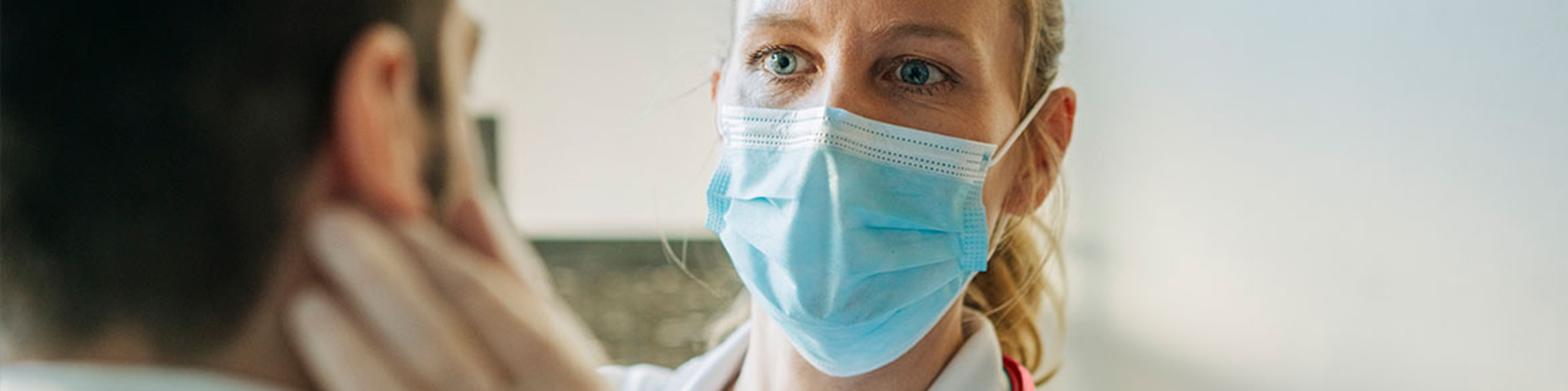 un médecin ausculte son patient