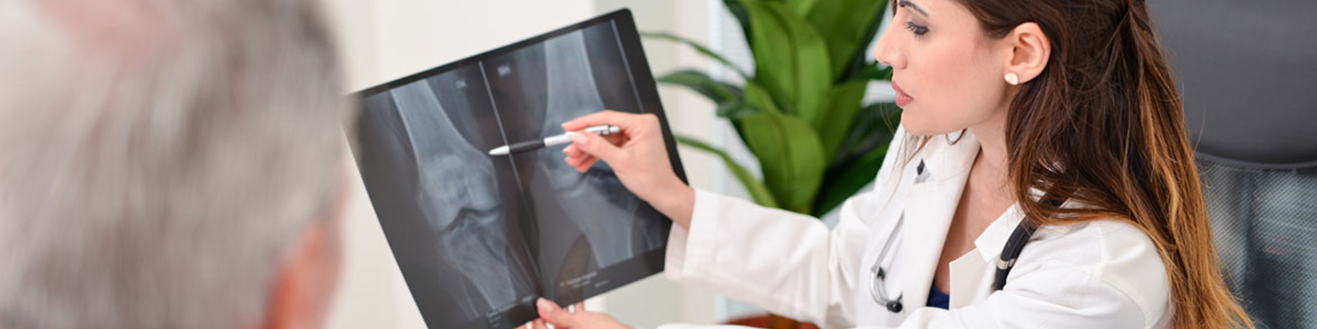 médecin expliquant une radio