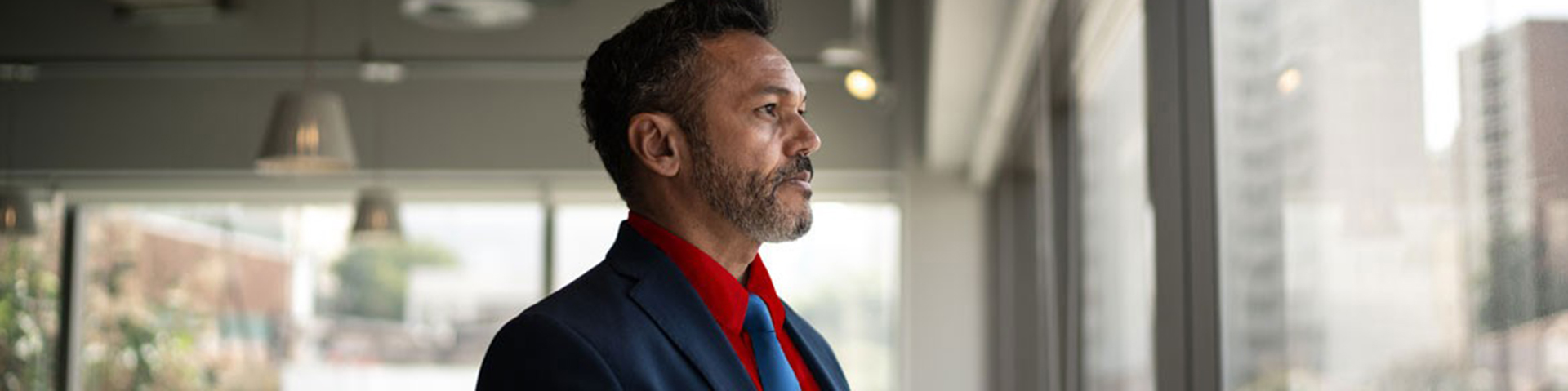un homme dans son bureau regarde au loin
