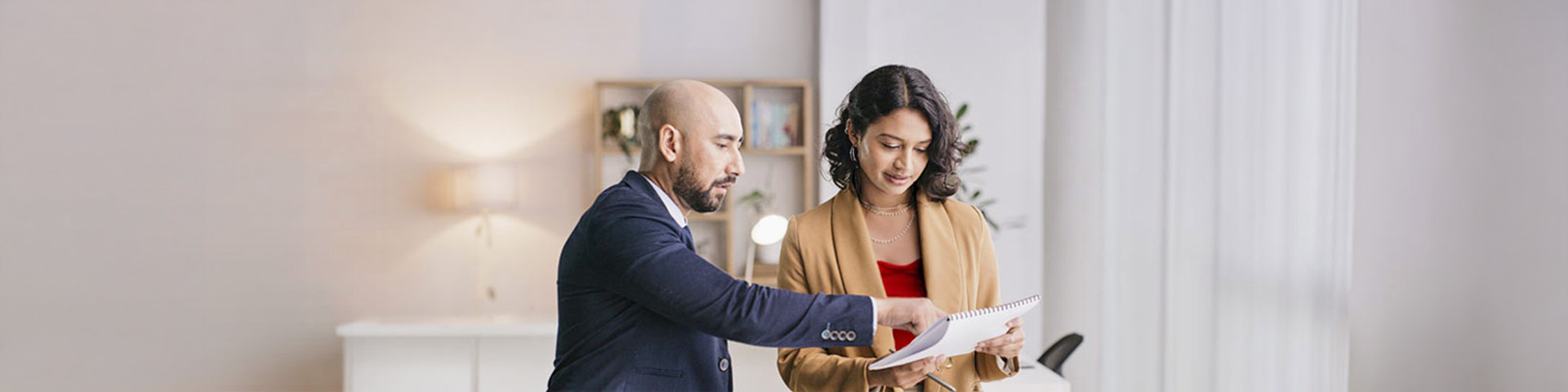 Un homme et une femme qui discutent 