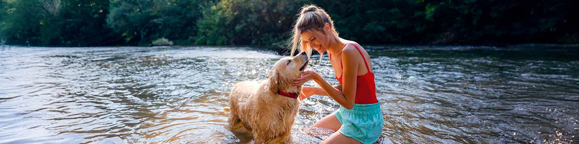 femme avec son chien dans l'eau
