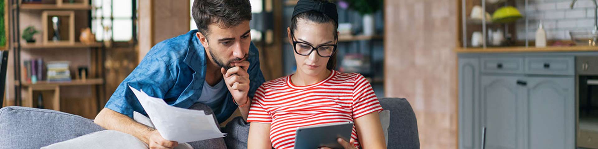 Un couple qui consulte une tablette