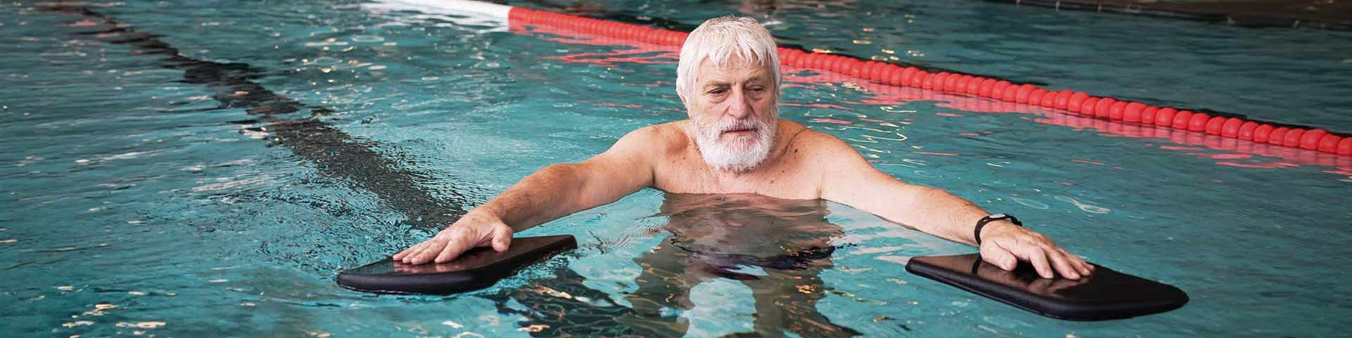 Un homme âgé qui nage 