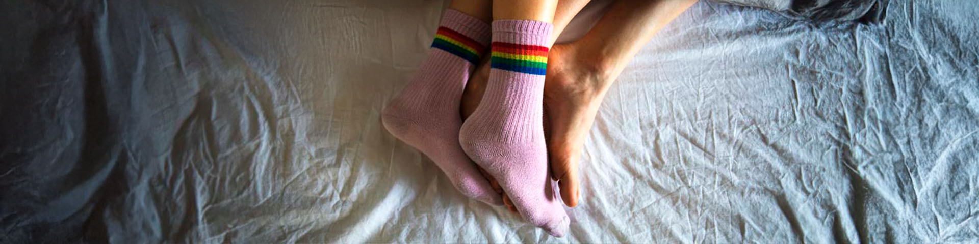 Un couple dans un lit 