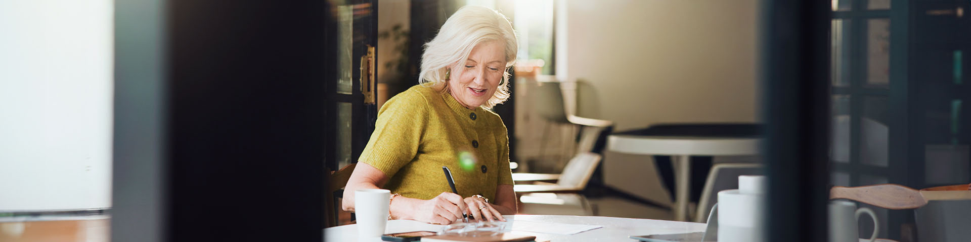 Une femme qui signe un contrat
