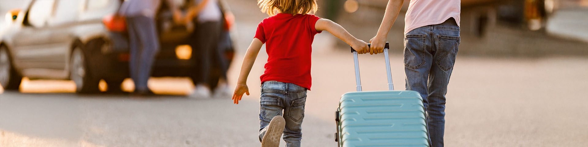 famille sur le départ des vacances