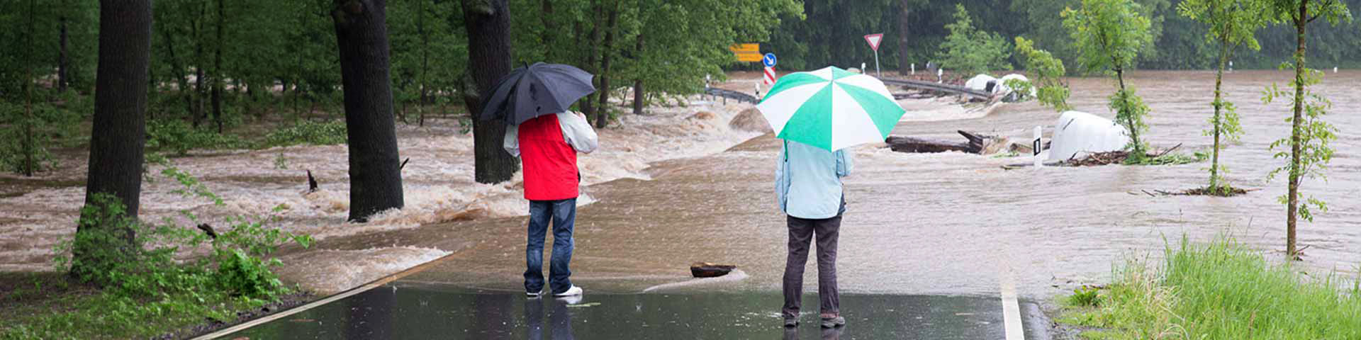 Des habitants constatent les dégâts suite à une inondation 
