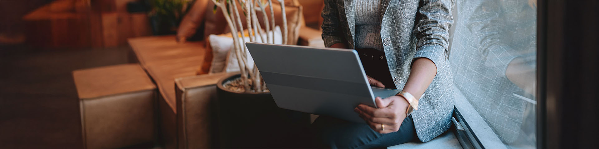 Un professionnel compare ses assurances professionnelles sur son ordinateur portable