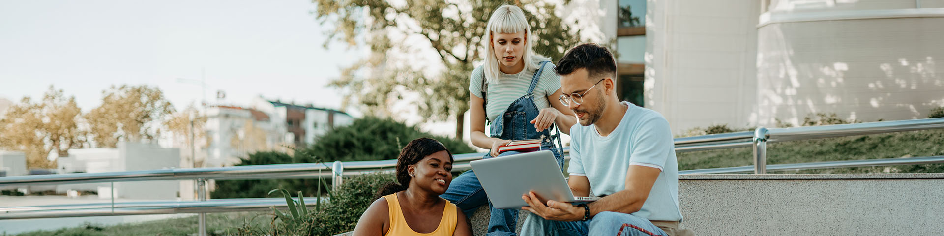 Des jeunes devant un ordinateur
