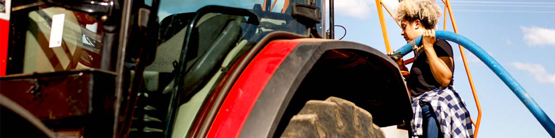 une femme avec son tracteur