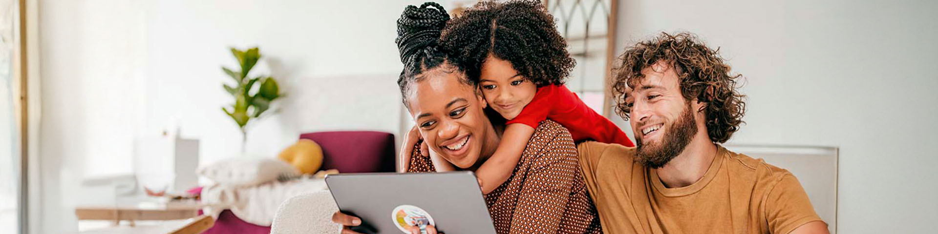 Une jeune famille prépare leur projet de vacances