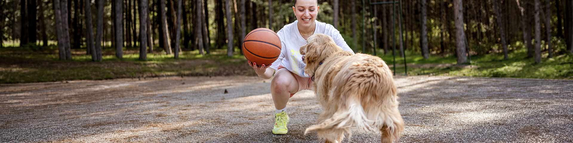 Une femme qui fait du sport avec son chien