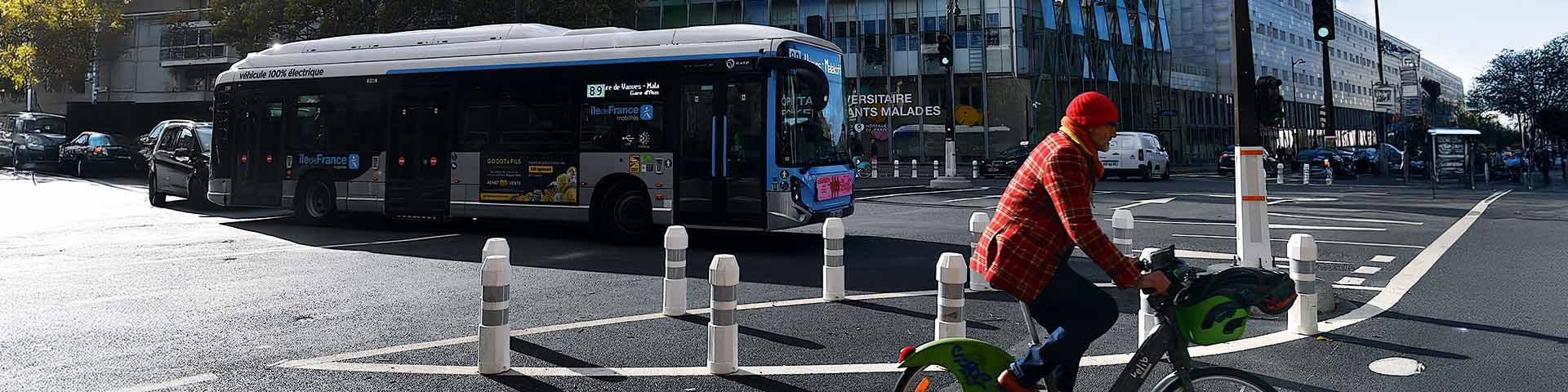 Un cycliste se rend au travail en vélo