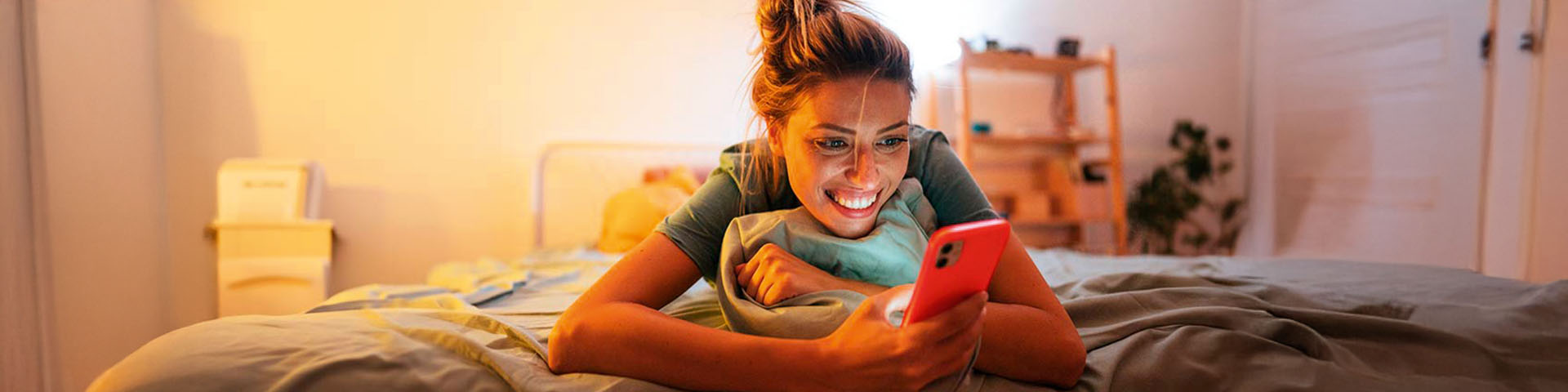 Une femme qui regarde son téléphone