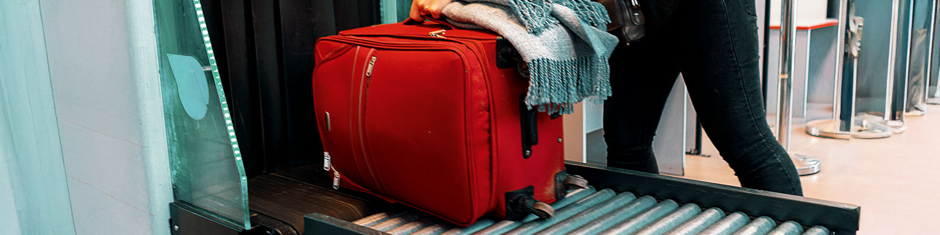 Valise rouge à l'enregistrement bagage