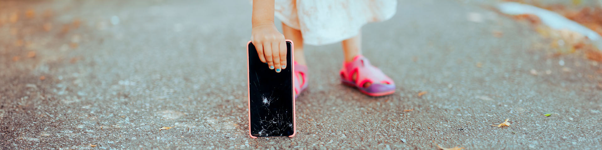 un enfant casse un smartphone